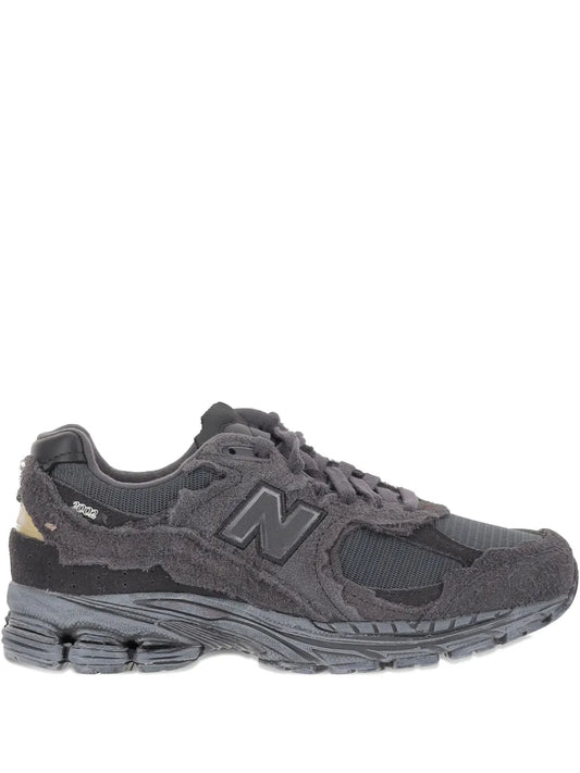 New Balance low-top sneakers in dark gray suede with N logo and lace-up front