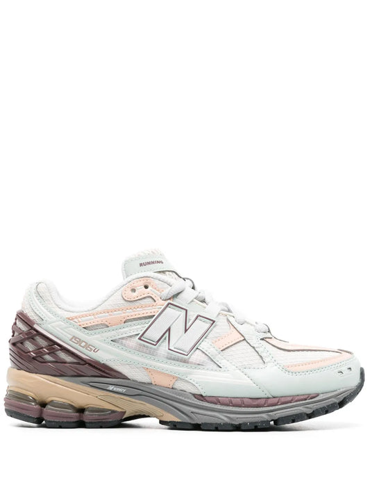 White mesh low-top sneaker with N logo, lace-up, cushioned sole, peach accents