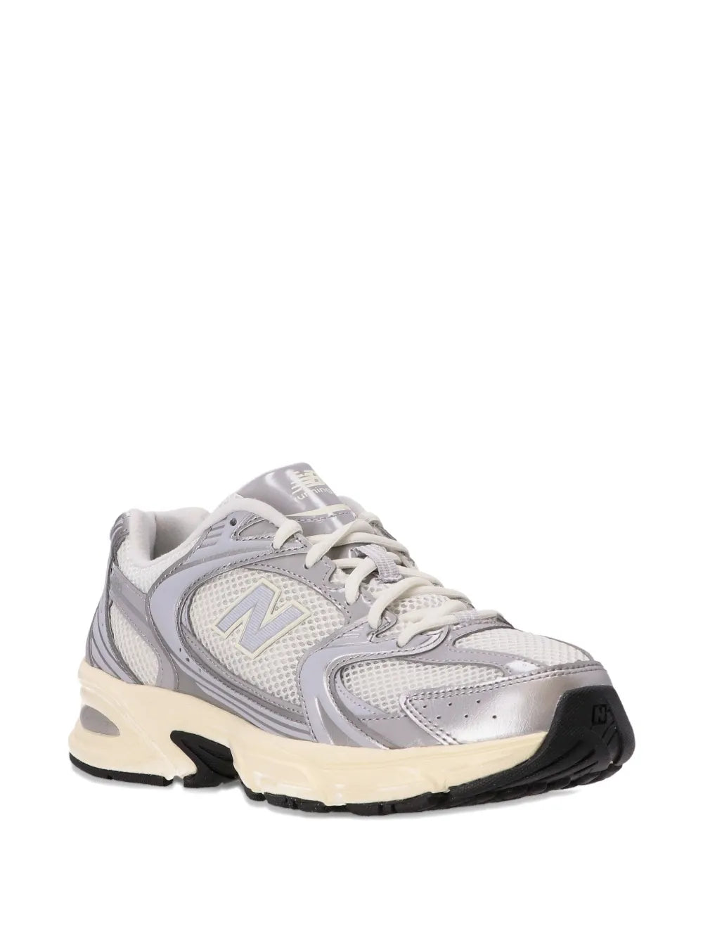 Low-top running sneakers, light gray mesh with beige midsole and black heel