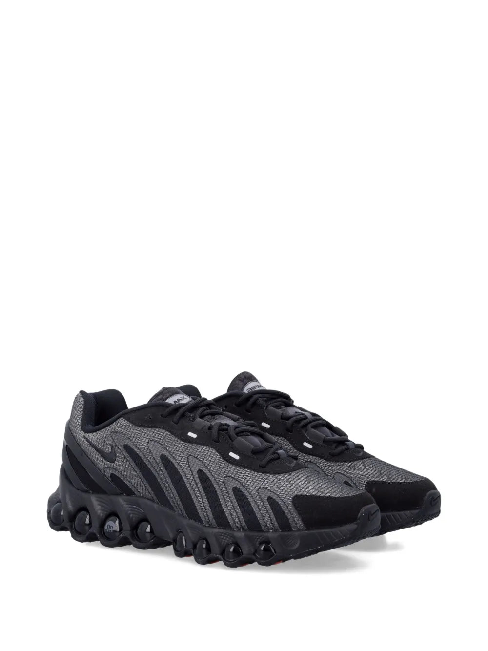 Nike black/gray panelled lace-up trainers, side view, chunky tread sole