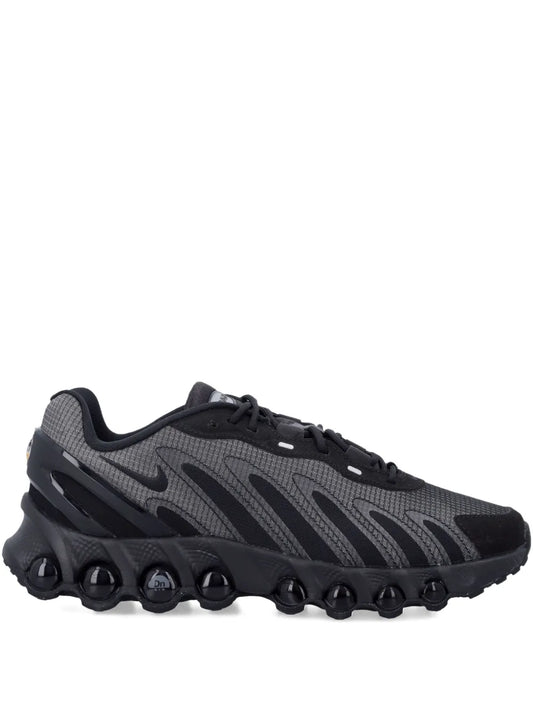Nike black/gray panelled lace-up trainers with chunky tread sole