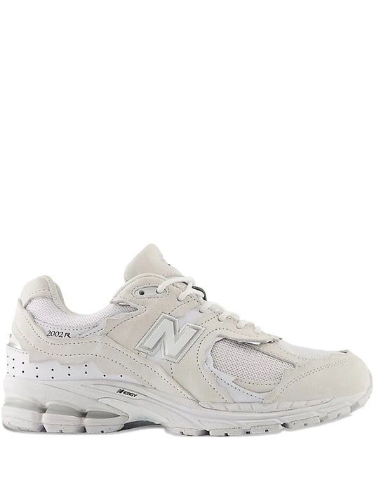 White New Balance 2002Dx sneaker with N logo and lace-up closure
