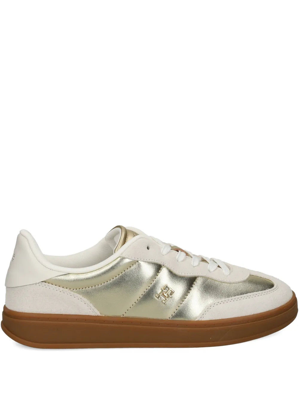 White and gold low-top sneakers with gold logo plaque and gum rubber sole
