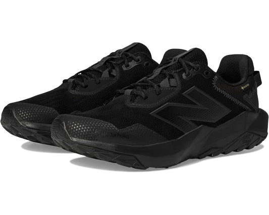 Black New Balance lace-up running shoes, textured mesh upper, cushioned sole